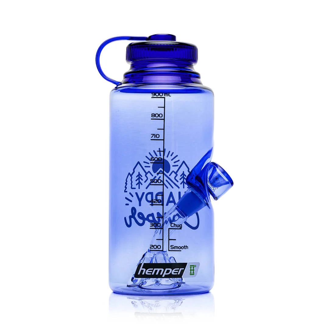 Hemper Happy Camper Wasserflasche XL Bong mit transparentem Wasserbehälter und grünem Mundstück, ideal für Wasserpfeifen.